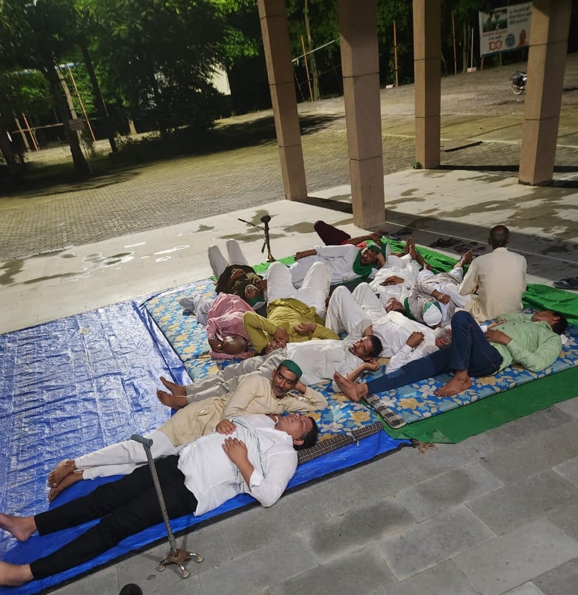 बागपत कलक्ट्रेट में डीएम कार्यालय के सामने आराम करते भाकियू कार्यकर्ता व किसान