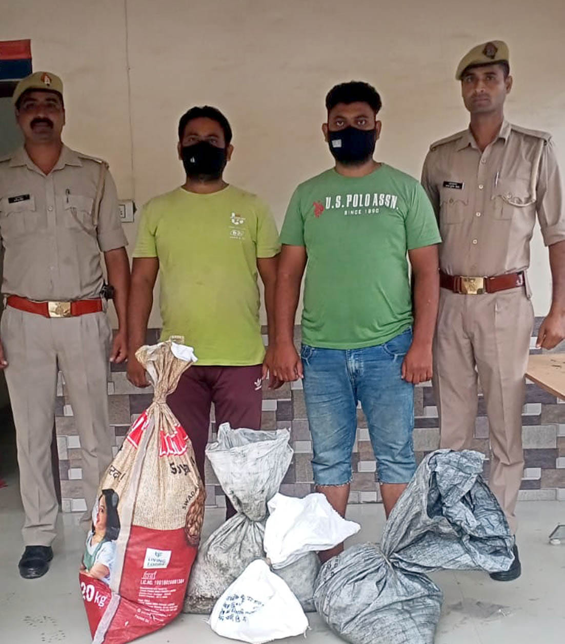 बागपत : खेकड़ा में पुलिस ने छापा मारकर अवैध पटाखे तैयार करने की सामग्री के साथ पकड़े आरोपी। बागपत : खेकड़ा में पुलिस ने छापा मारकर अवैध पटाखे तैयार करने की सामग्री के साथ पकड़े आरोपी।