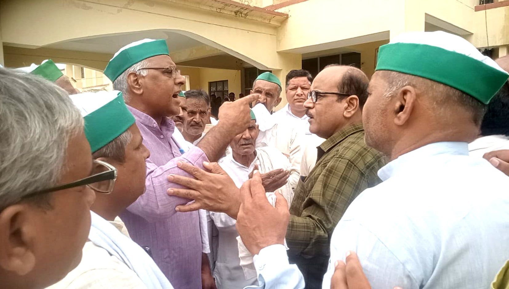 बागपत विकास भवन में किसान दिवस का बहिष्कार करने के बाद सीडीओ से भाकियू जिलाध्यक्ष प्रताप गुर्जर ?