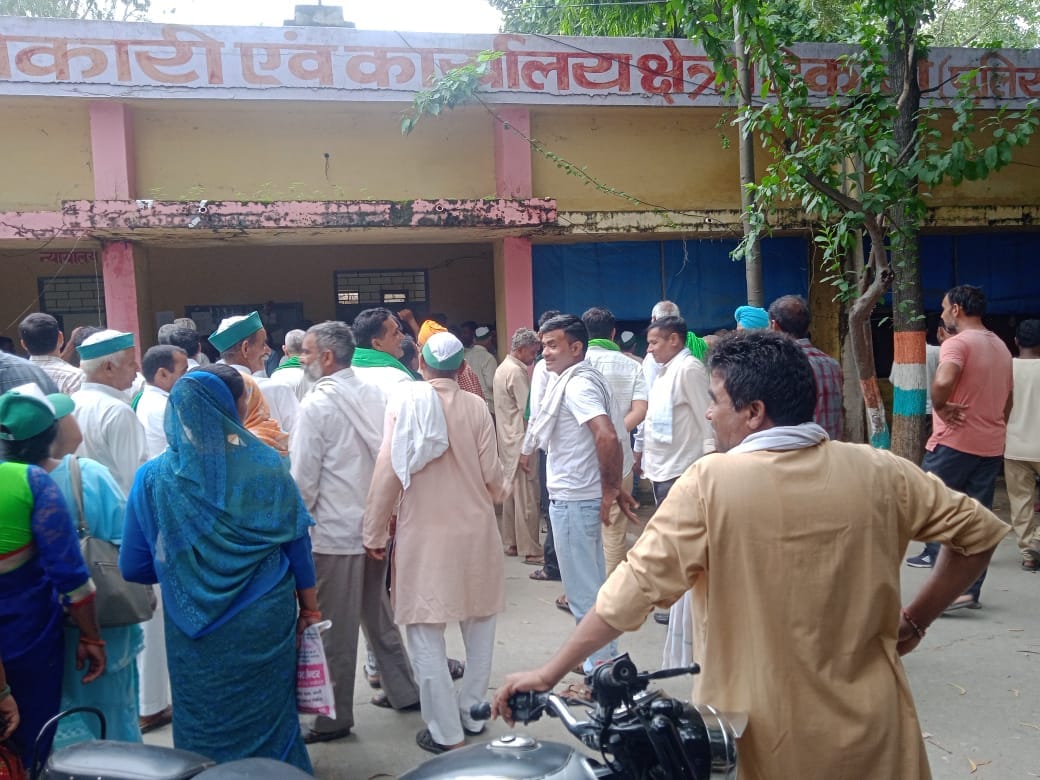 गिरफ्तार करने की मांग को लेकर सीओ कार्यालय के बाहर प्रदर्शन करते भाकियू कार्यकर्ता