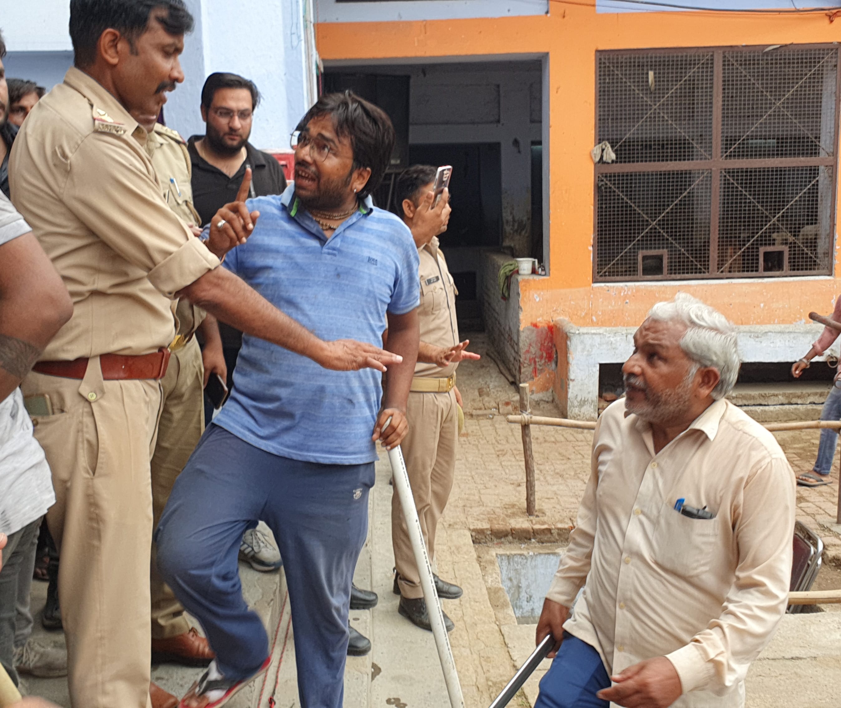 कैराना में गोशाला में पुलिस से उलझते युवक। कैराना में गोशाला में पुलिस से उलझते युवक।