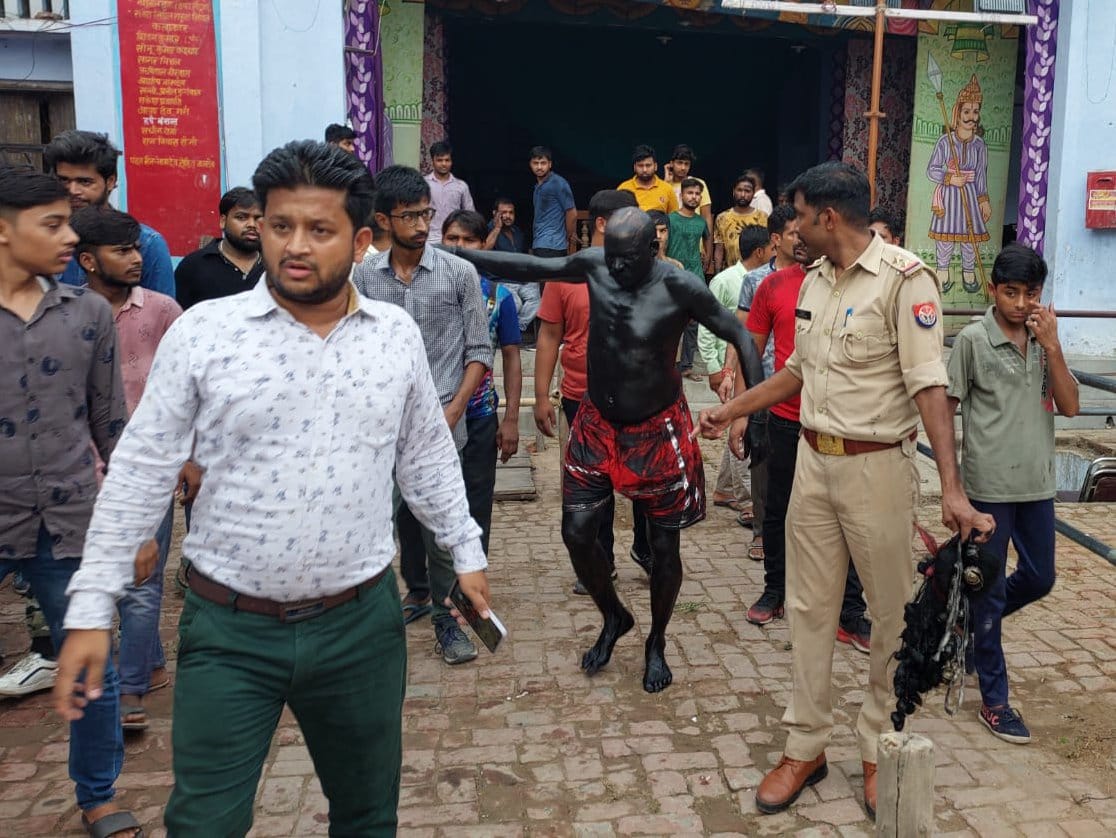 कैराना में काल का अभिनय करने वाले निन्ना वाल्मीकि को सुरक्षा में लेकर जाती पुलिस। कैराना में काल का अभिनय करने वाले निन्ना वाल्मीकि को सुरक्षा में लेकर जाती पुलिस।
