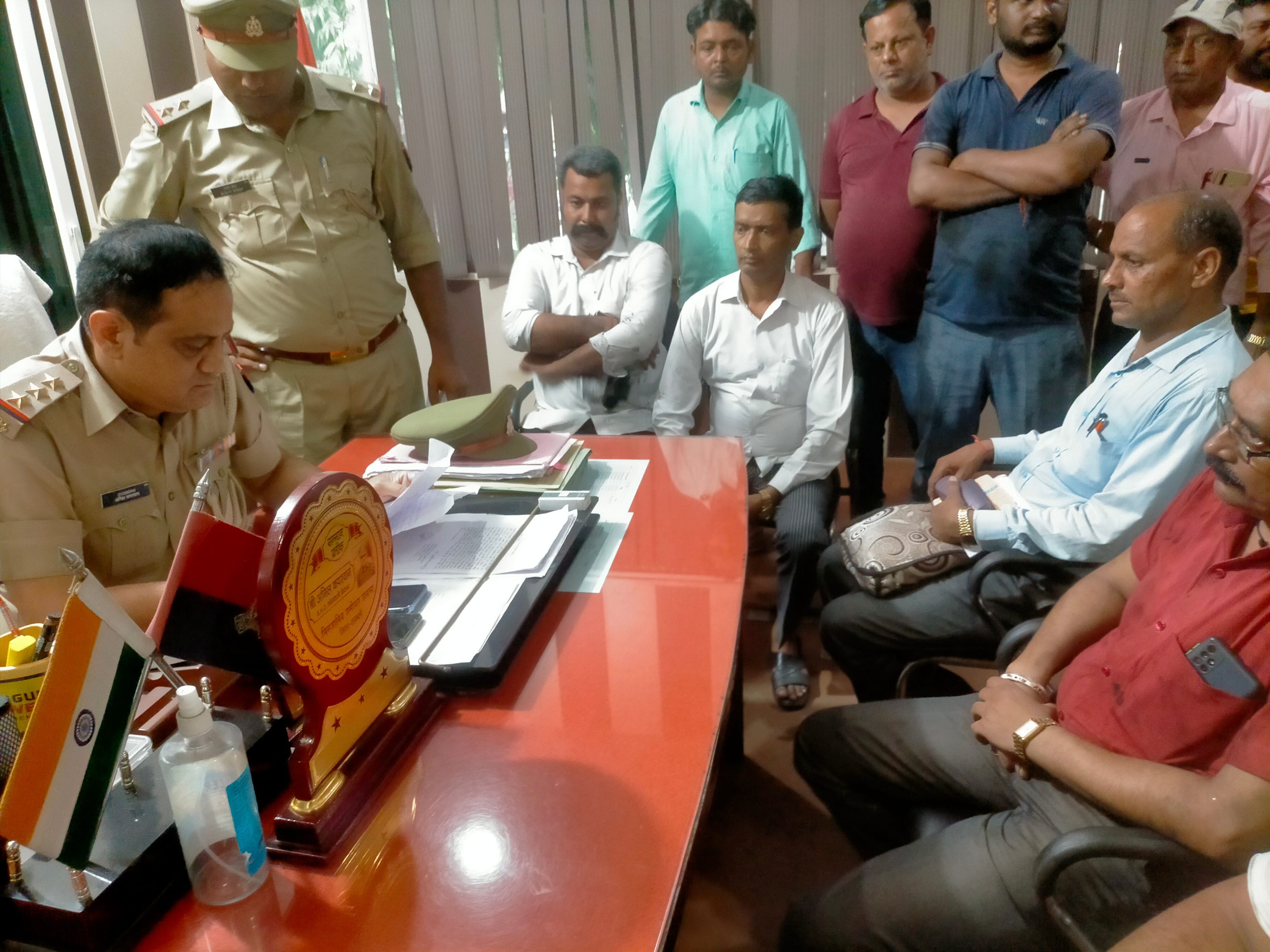 कैराना में कोतवाल को तहरीर देते रामलीला कमेटी के पदाधिकारी। कैराना में कोतवाल को तहरीर देते रामलीला कमेटी के पदाधिकारी।