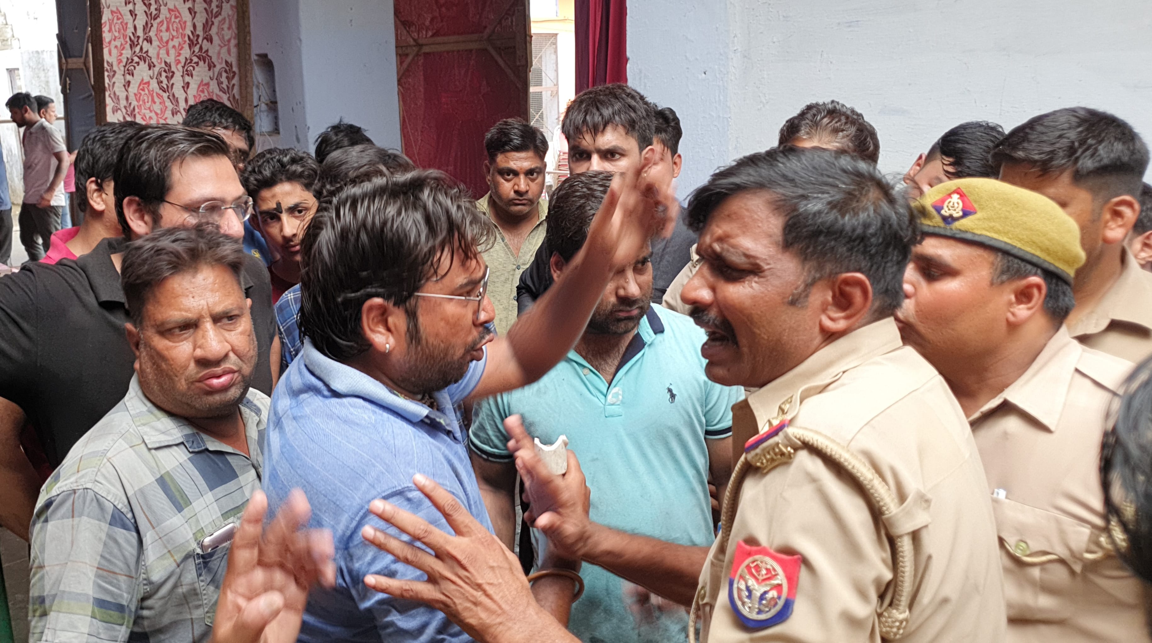 कैराना में पुलिस के सामने काल का अभिनय करने वाले निन्ना वाल्मीकि को धमकी देता युवक। कैराना में पुलिस के सामने काल का अभिनय करने वाले निन्ना वाल्मीकि को धमकी देता युवक।