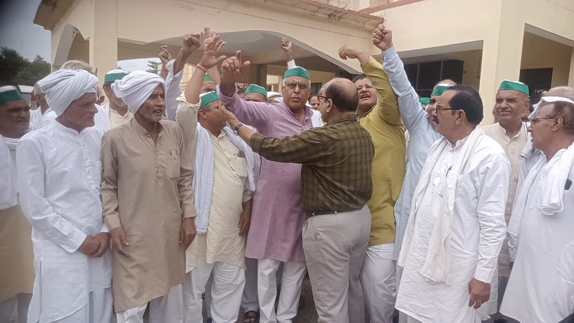 रूक जाओ: बागपत विकास भवन में किसान दिवस का बहिष्कार कर बाहर जा रहे भाकियू कार्यकर्ताओं को रोकते स?