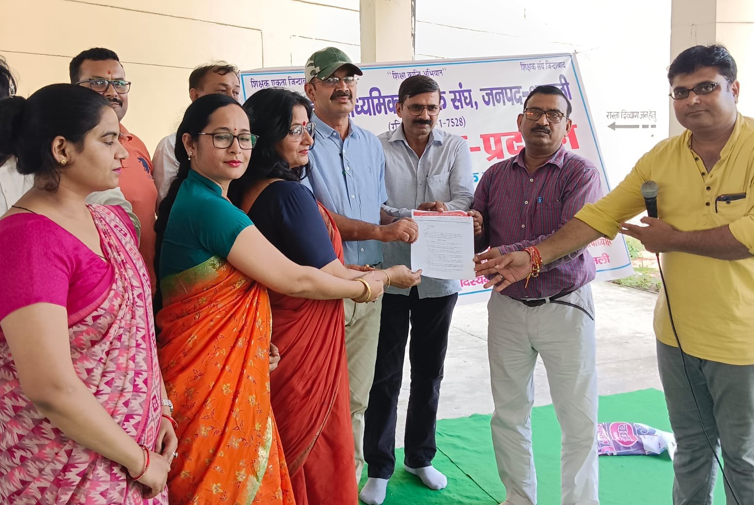 शामली में डीआईओएस को ज्ञापन देते शिक्षक। शामली में डीआईओएस को ज्ञापन देते शिक्षक।