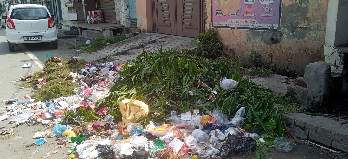 शामली मिल रोड पर पडा कूड़े का ढेर।