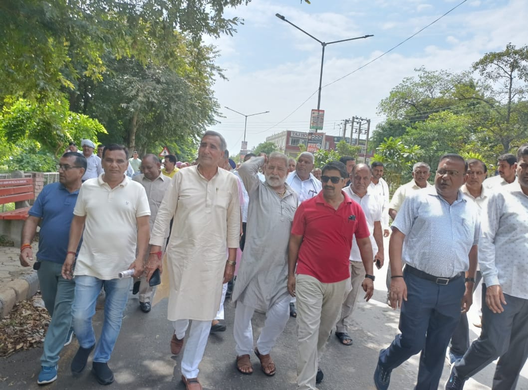 विधायक निवास का घेराव करने के लिए जाते आढ़ती। संवाद विधायक निवास का घेराव करने के लिए जाते आढ़ती। संवाद