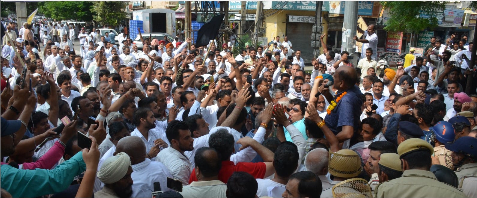 Arhtiyas' CM residence traveled, stopped by putting barricades, scuffled with police Arhtiyas' CM residence traveled, stopped by putting barricades, scuffled with police