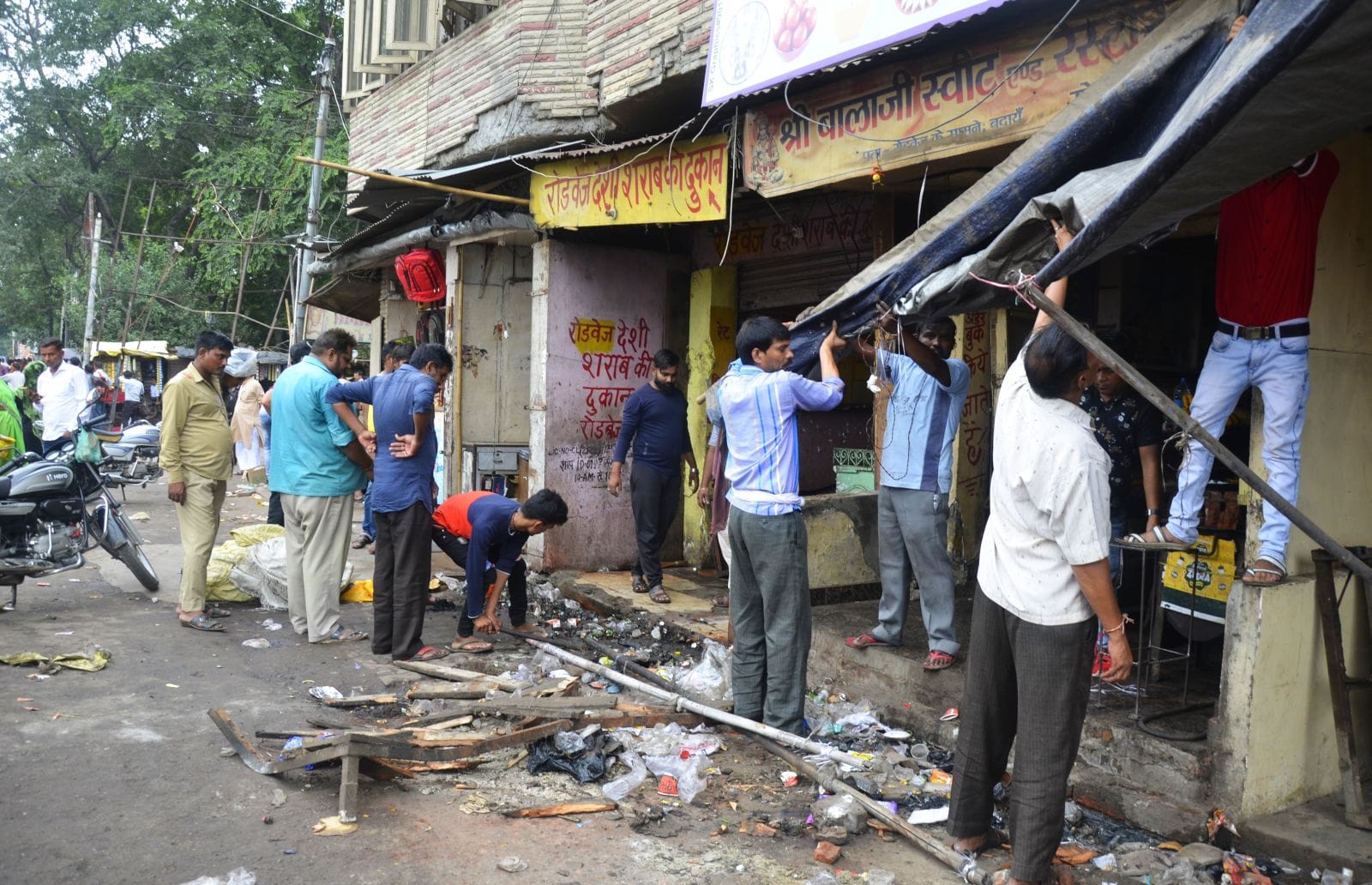 अतिक्रमण हटाओ अभियान के दौरान रोडवेज के सामने दुकानदार खुद ही हटाने लगे अतिक्रमण। संवाद