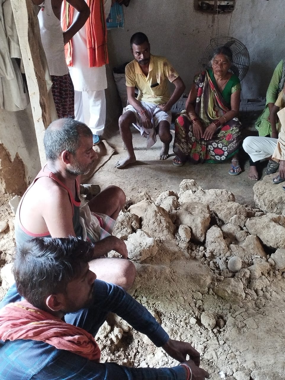 Banda: House collapsed in rain, old man and child died after being buried in rubble Banda: House collapsed in rain, old man and child died after being buried in rubble