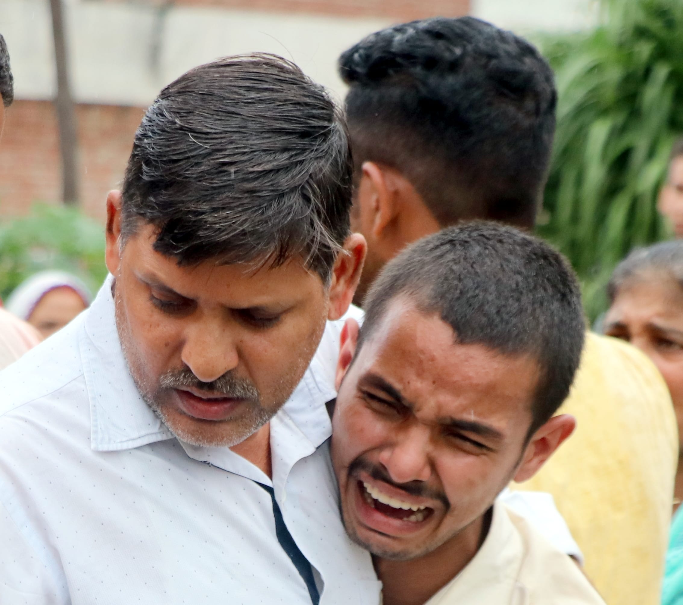 बिजनौर में सेंट मेरी स्कूल के पास ट्रक की चपेट में आने से छात्रा की मौत के बाद विलाप करते परिजन। बिजनौर में सेंट मेरी स्कूल के पास ट्रक की चपेट में आने से छात्रा की मौत के बाद विलाप करते परिजन।
