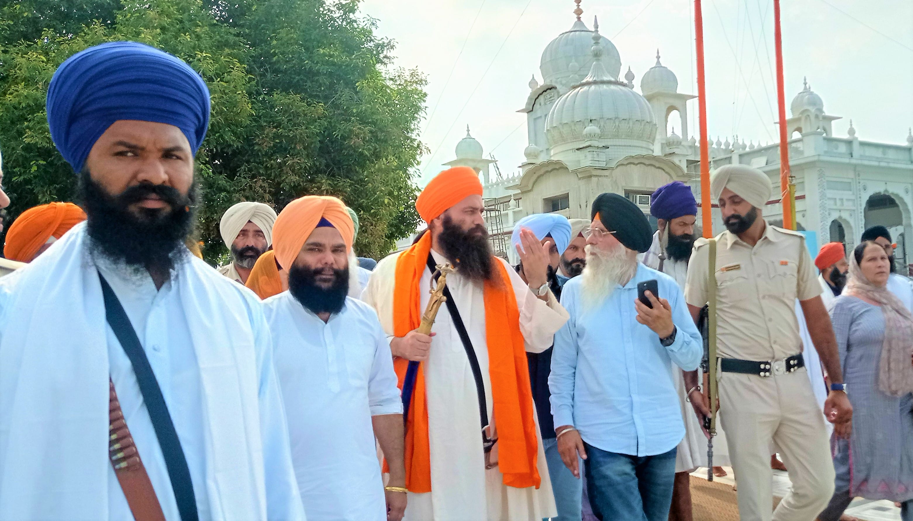 गुरुद्वारे में शीश नवाने के बाद बाहर आते बलजीत सिंह दादूवाल व अन्य। संवाद गुरुद्वारे में शीश नवाने के बाद बाहर आते बलजीत सिंह दादूवाल व अन्य। संवाद