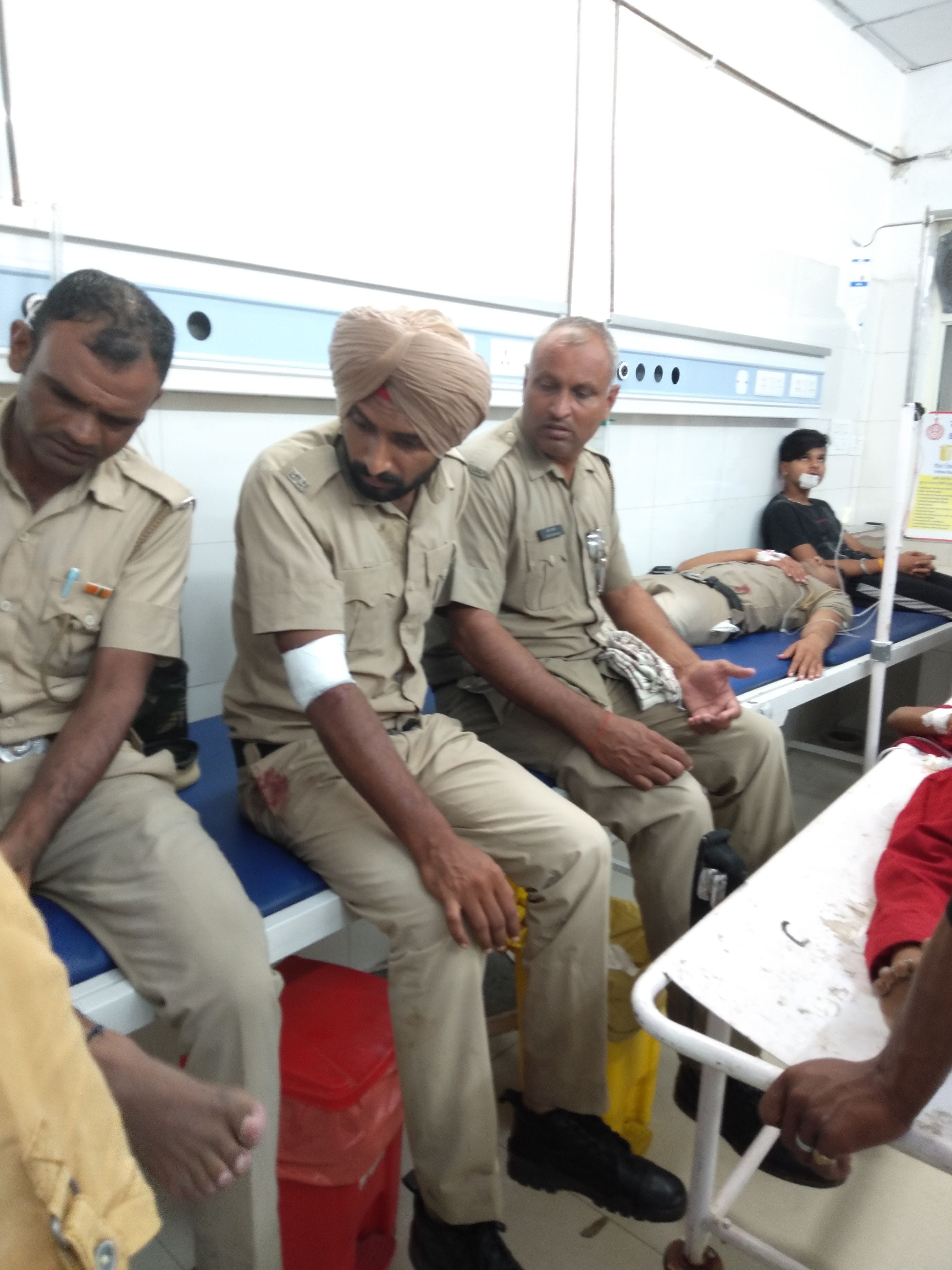 हिसार। नागरिक अस्पताल में उपचाराधीन पुलिस कर्मी।