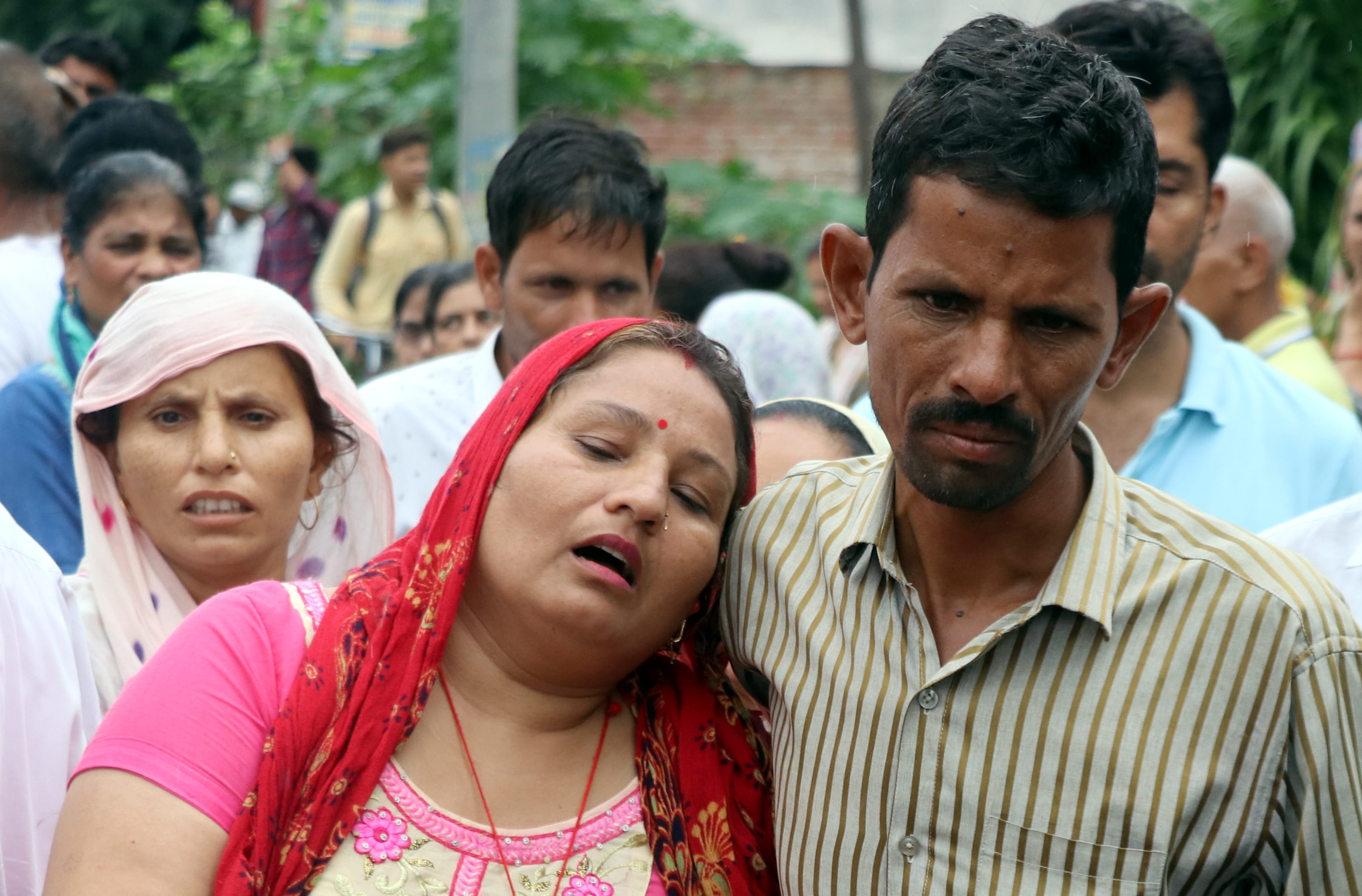 जिनौर में सेंट मेरी स्कूल के पास ट्रक की चपेट में आने से छात्रा की मौत के बाद विलाप करते परिजन। जिनौर में सेंट मेरी स्कूल के पास ट्रक की चपेट में आने से छात्रा की मौत के बाद विलाप करते परिजन।