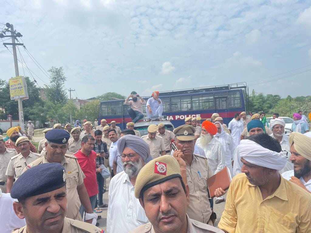 किसानों को रोकने के लिए तैनात पुलिस बल। संवाद किसानों को रोकने के लिए तैनात पुलिस बल। संवाद