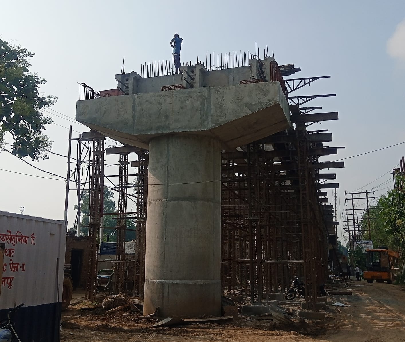 महानगर में डीएम आवास मार्ग पर एक साइड में बनाया गया रेलवे ओवरब्रिज का स्ट्रैक्चर। महानगर में डीएम आवास मार्ग पर एक साइड में बनाया गया रेलवे ओवरब्रिज का स्ट्रैक्चर।