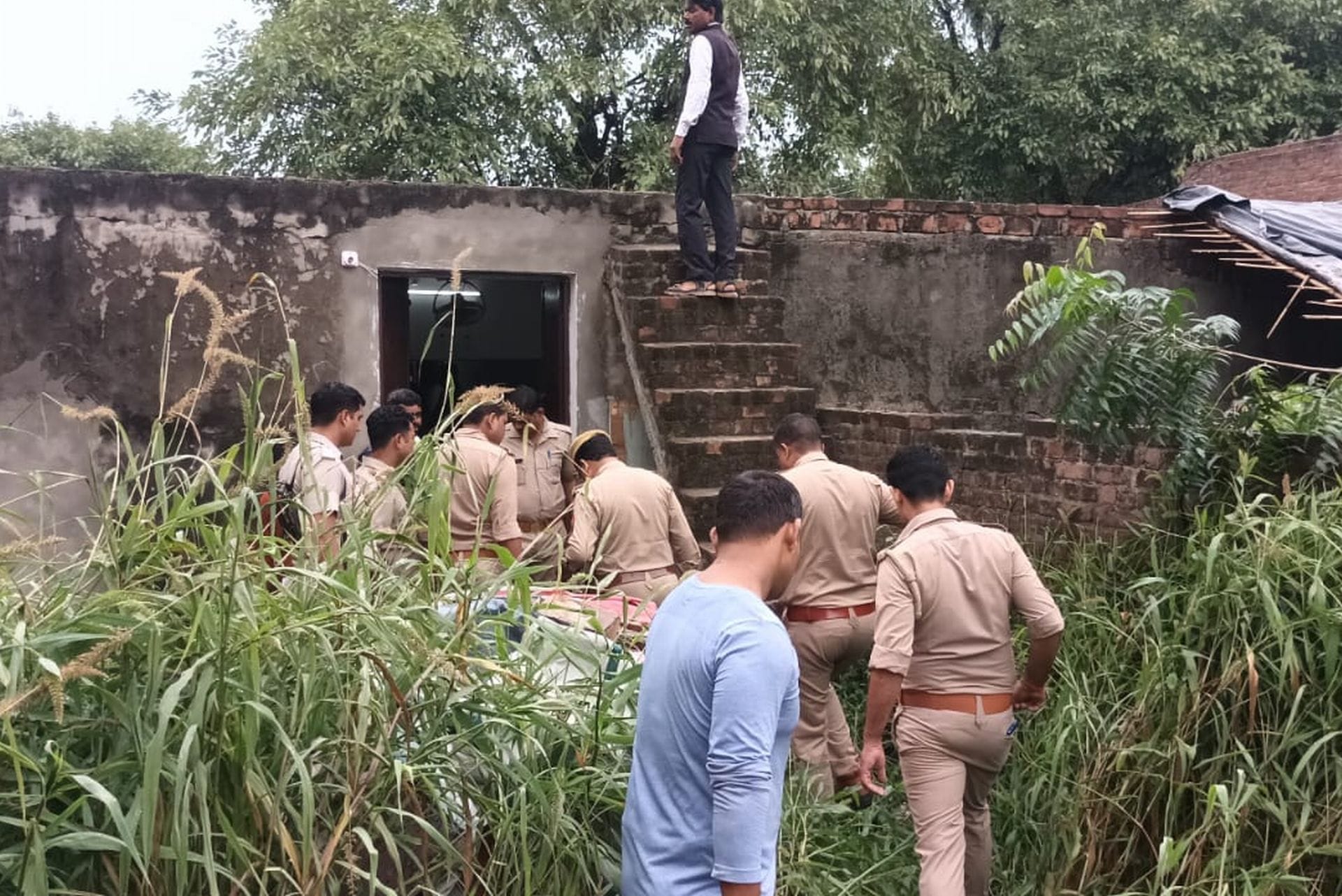 म्याऊं में दुकान के पीछे छानबीन करती पुलिस। संवाद