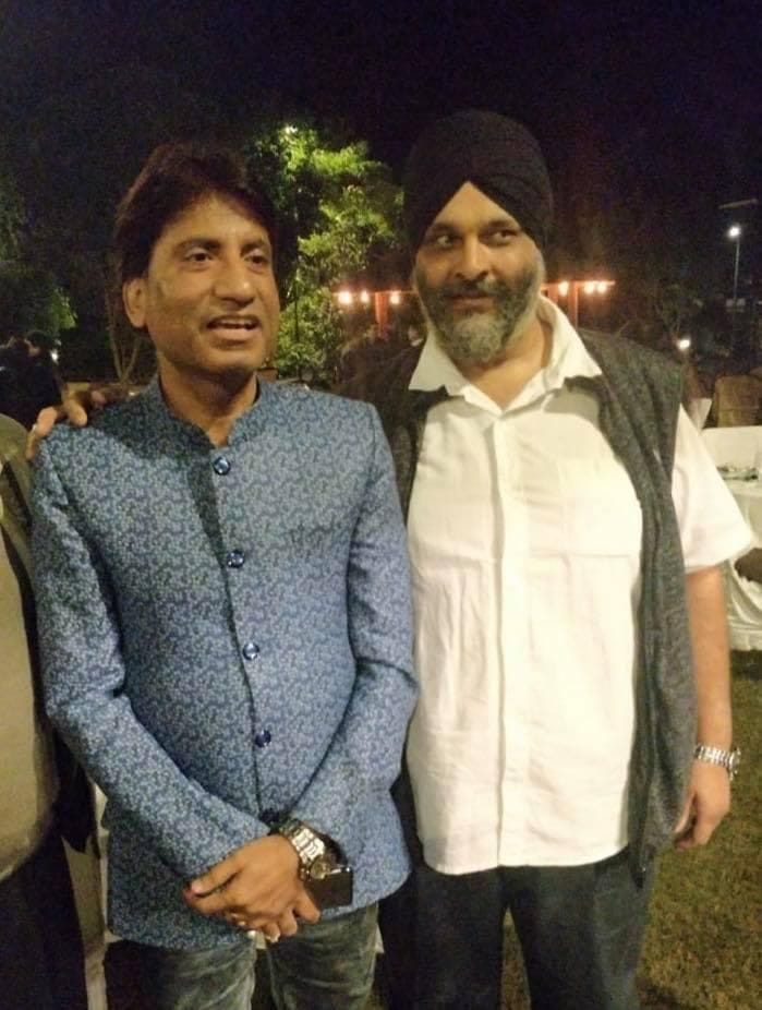 रामनगर होटल एसोसिएशन के अध्यक्ष हरिमान के साथ कॉमेडियन राजू श्रीवास्तव। रामनगर होटल एसोसिएशन के अध्यक्ष हरिमान के साथ कॉमेडियन राजू श्रीवास्तव।