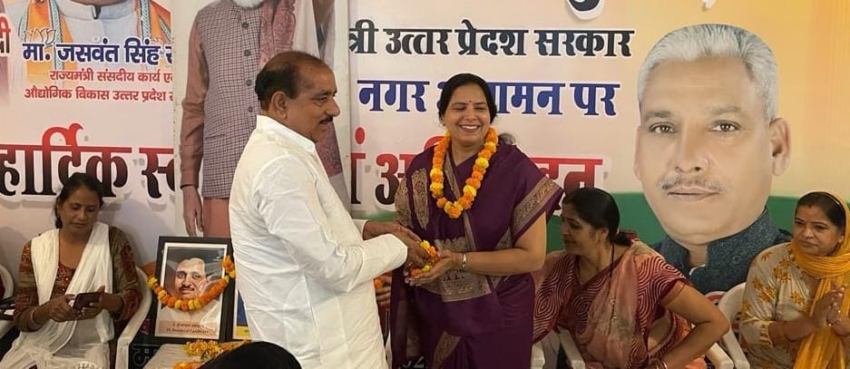 रामपुर मनिहारान में भाजपा नेत्री को सम्मानित करते पूर्व ब्लाक प्रमुख रामपुर मनिहारान में भाजपा नेत्री को सम्मानित करते पूर्व ब्लाक प्रमुख