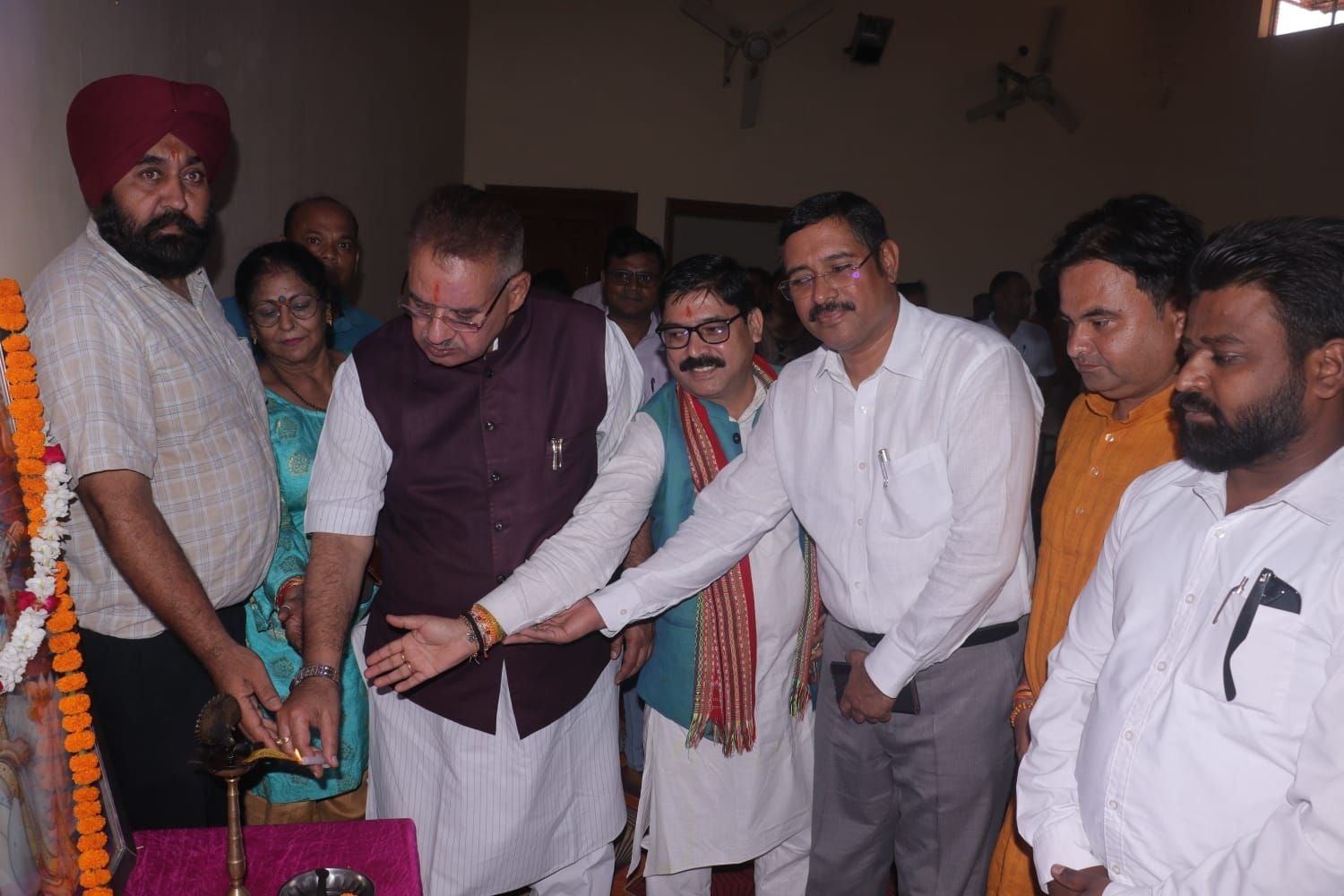 दीप प्रज्वलित कर कार्यक्रम का शुभारंभ करते कैबिनेट मंत्री व डीएम। संवाद