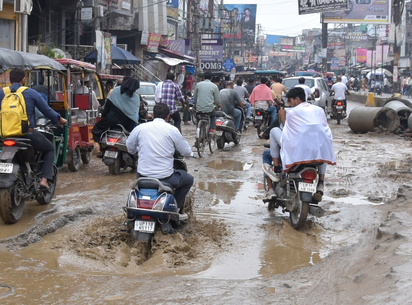 ये सहारनपुर की स्मार्ट सिटी की घंटाघर से लेकर नेहरू मार्केट की सड़क। इस पर गहरे गड्ढों से हादसे भ? ये सहारनपुर की स्मार्ट सिटी की घंटाघर से लेकर नेहरू मार्केट की सड़क। इस पर गहरे गड्ढों से हादसे भ?