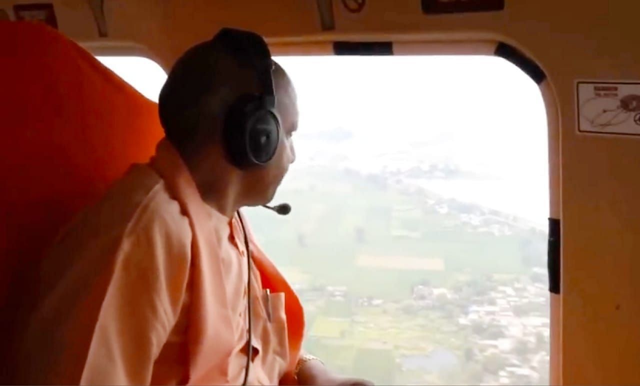 फोटो-20-गोंडा में बाढ़ प्रभावित करनैलगंज क्षेत्र का हवाई सर्वेक्षण करते मुख्यमंत्री। -संवाद