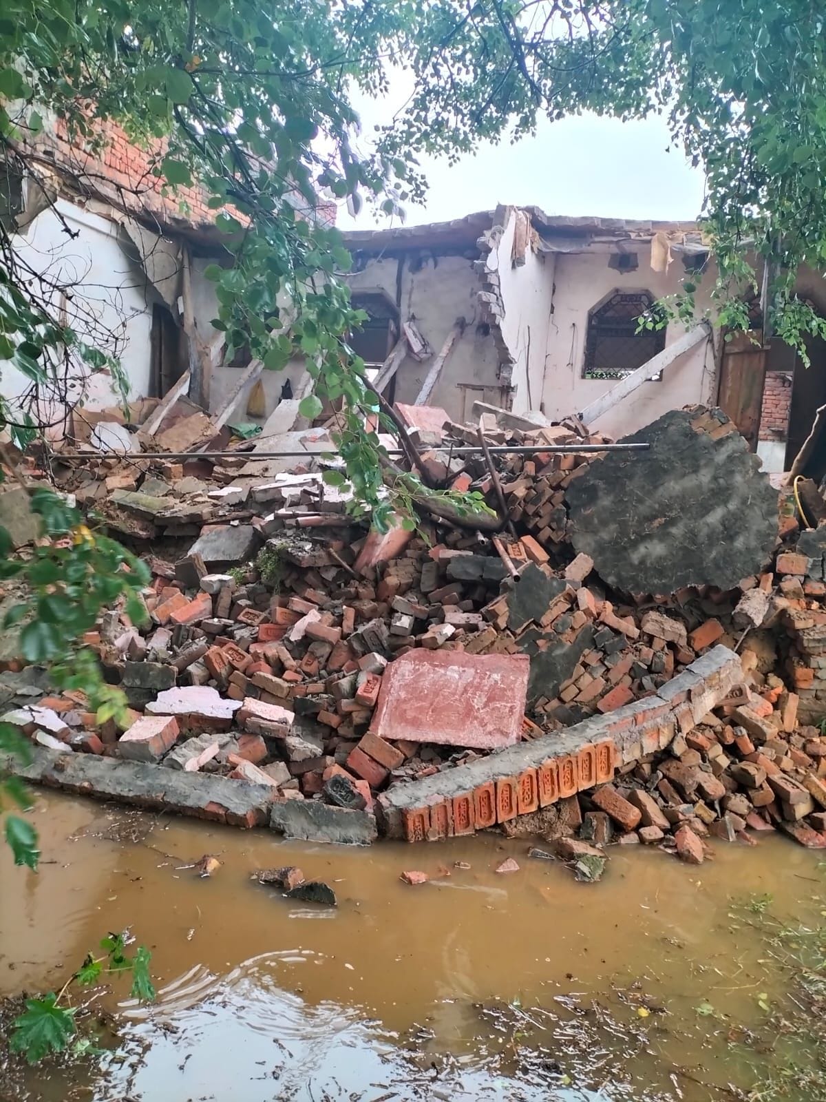 गंगीरी के दादों में बारिश में गिरा मकान। गंगीरी के दादों में बारिश में गिरा मकान।