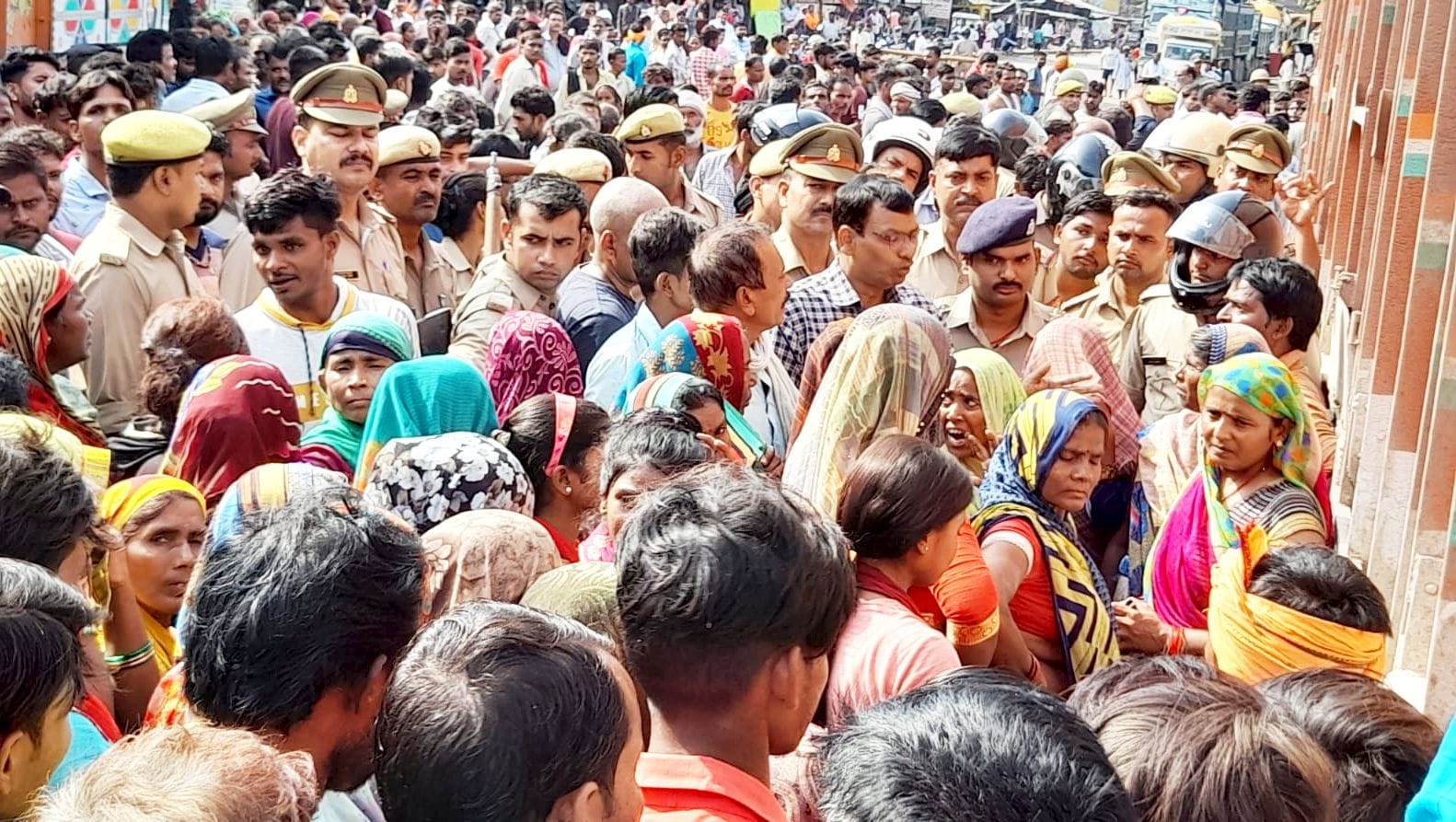 घटना स्थल पर हादसे के बाद मौजूद पुलिस व जमा भीड़। संवाद