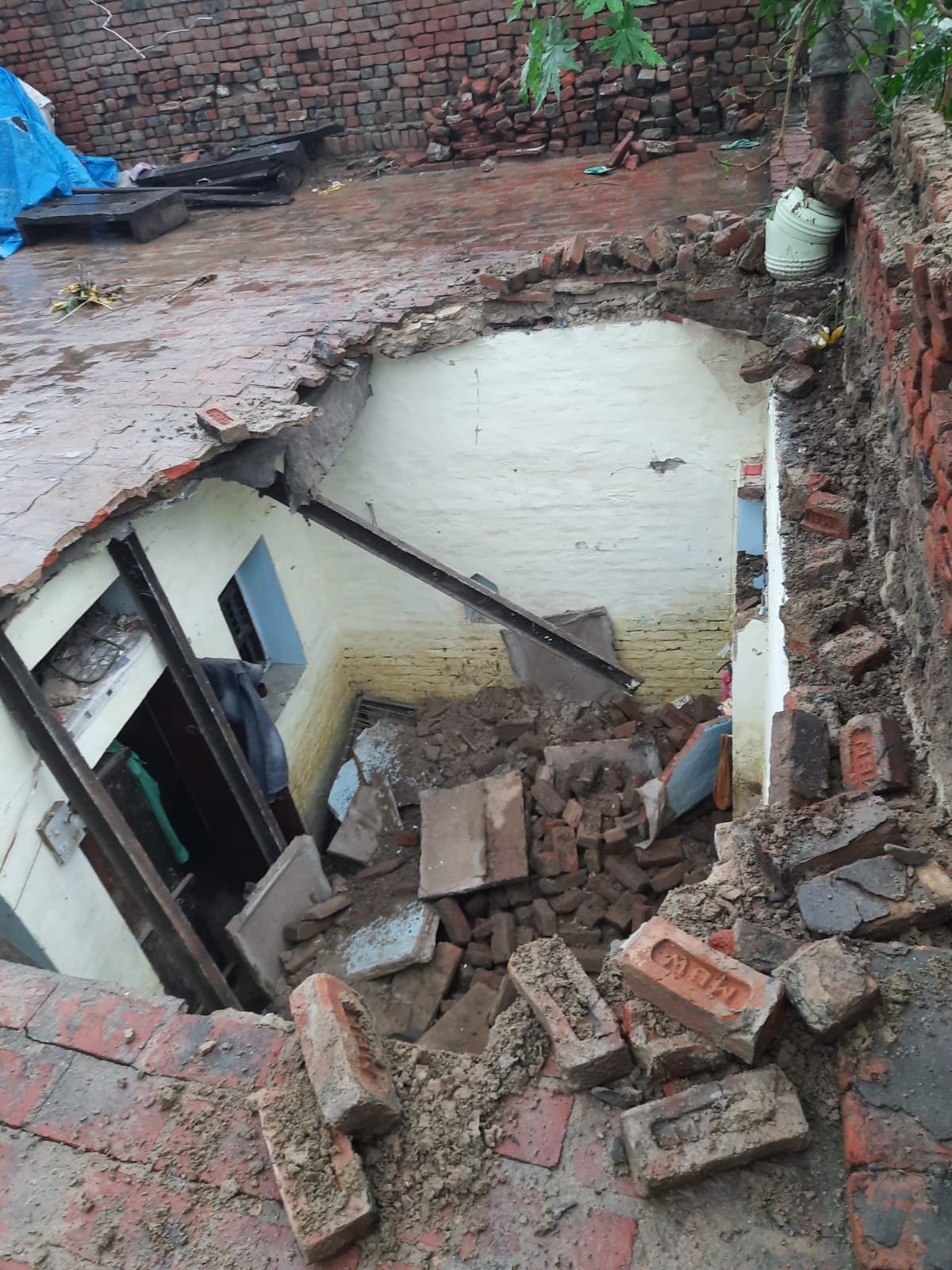 हरदुआगंज में बारिश के चलते गिरी मकान की छत। हरदुआगंज में बारिश के चलते गिरी मकान की छत।