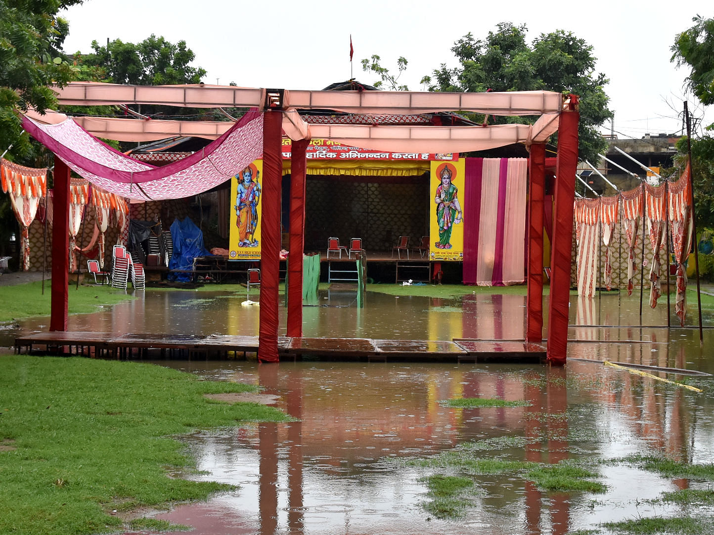 सहारनपुर में बरसात के चलते जलमग्न हुआ गोविंद रामलीला पंडाल