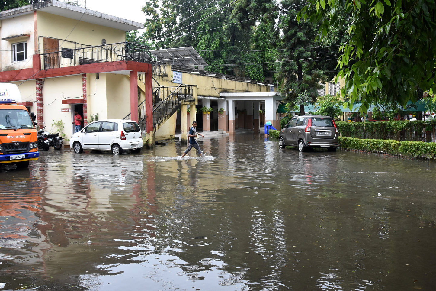 सहारनपुर में बरसात के चलते जलमग्न हुआ कलेक्ट्रेट परिसर