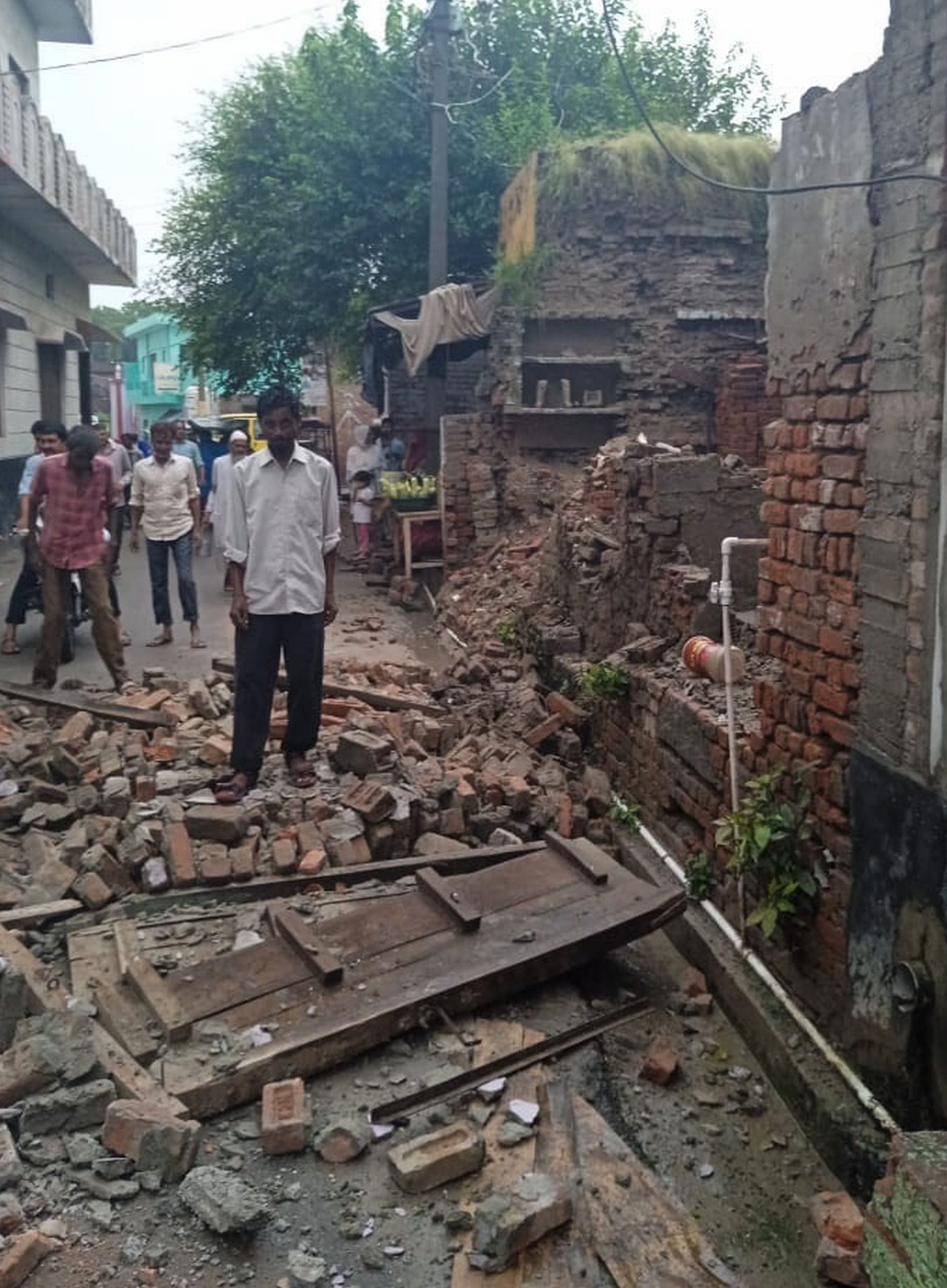 सहसवान कस्बे में गली में गिरी दीवार। संवाद सहसवान कस्बे में गली में गिरी दीवार। संवाद
