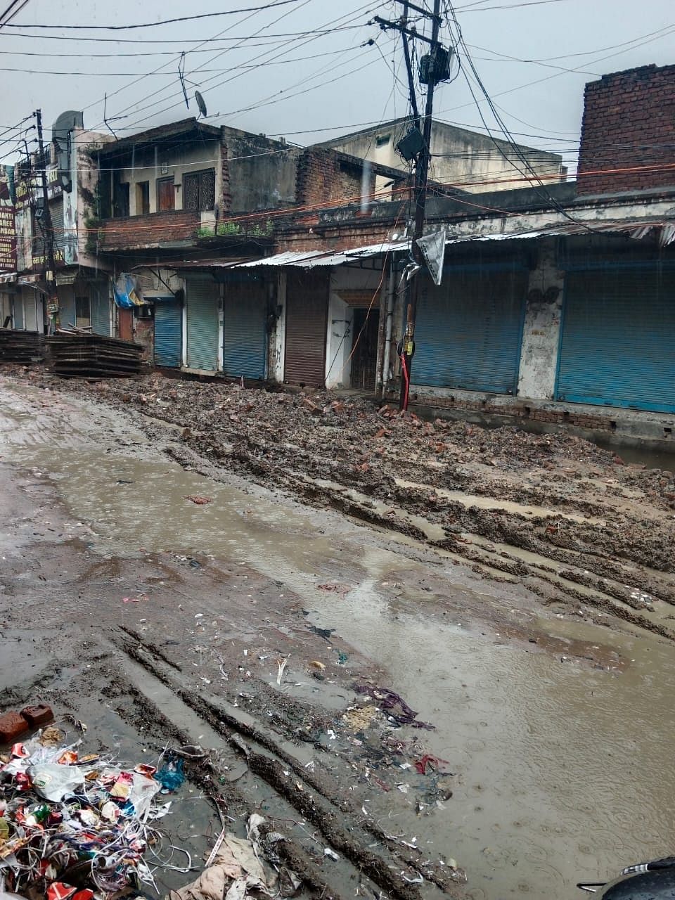 ये स्मार्ट सिटी सहारनपुर में बरसात में कीचड़ में तब्दील हुआ थाना मंडी क्षेत्र का रायवाला मार्के? ये स्मार्ट सिटी सहारनपुर में बरसात में कीचड़ में तब्दील हुआ थाना मंडी क्षेत्र का रायवाला मार्के?