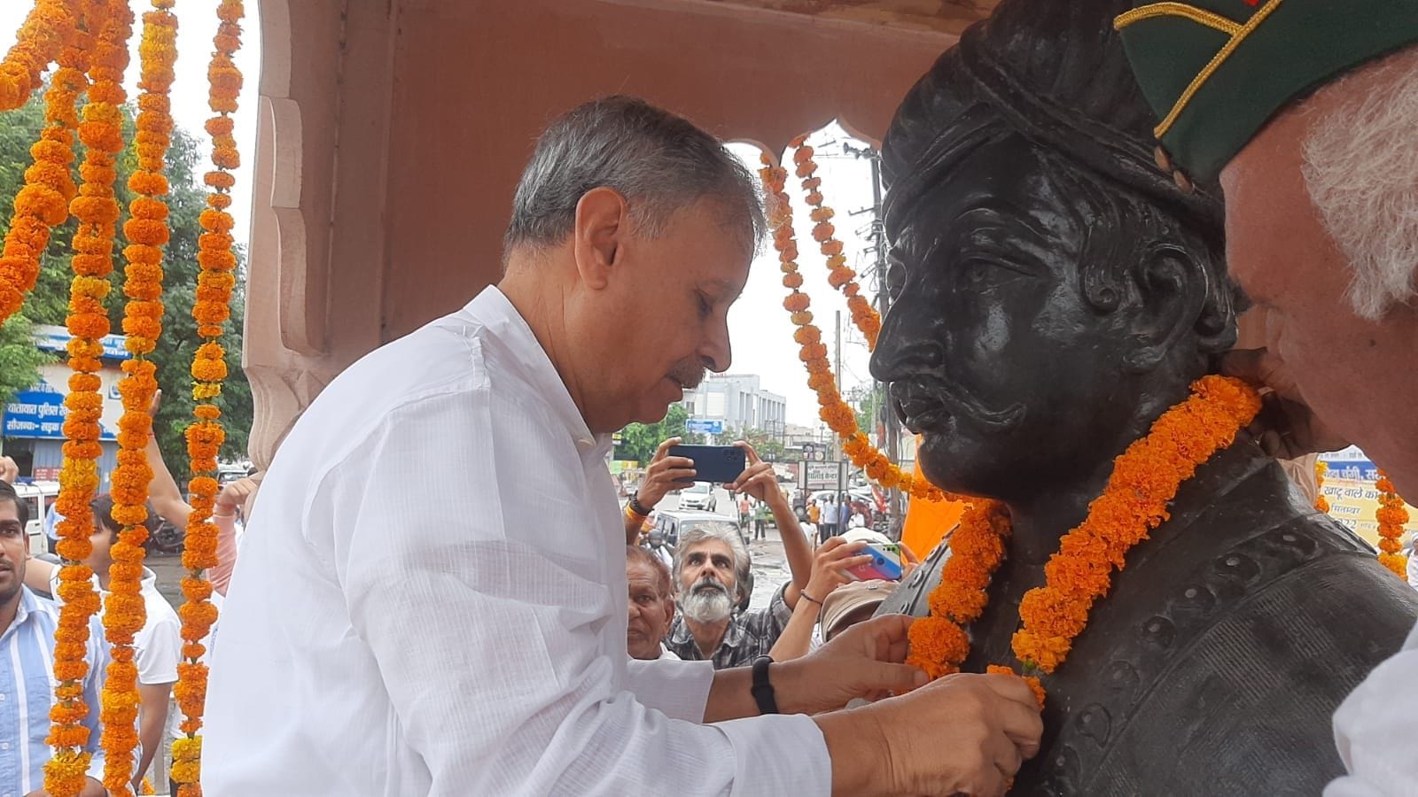 अमर शहीद राव तुलाराम की प्रतिमा पर माल्यार्पण करते केंद्रीय राज्य मंत्री राव इंद्रजीत सिंह। संव अमर शहीद राव तुलाराम की प्रतिमा पर माल्यार्पण करते केंद्रीय राज्य मंत्री राव इंद्रजीत सिंह। संव