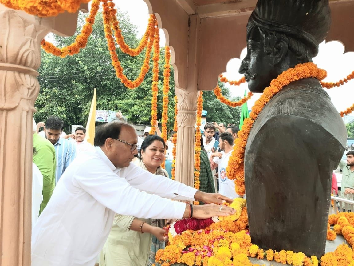 अमर शहीद राव तुलाराम की प्रतिमा पर माल्यार्पण करते सहकारिता मंत्री डा. बनवारी लाल। संवाद अमर शहीद राव तुलाराम की प्रतिमा पर माल्यार्पण करते सहकारिता मंत्री डा. बनवारी लाल। संवाद