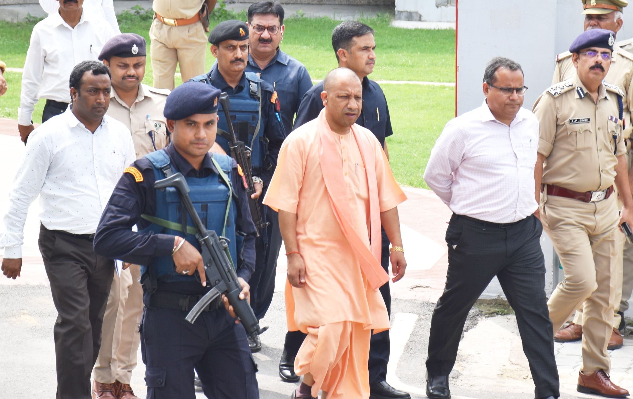 अयोध्या-यात्री निवास में मंडलायुक्त,डीआईजी,जिलाधिकारी,एसएसपी के साथ बैठक करने के बाद हैली पैड क?