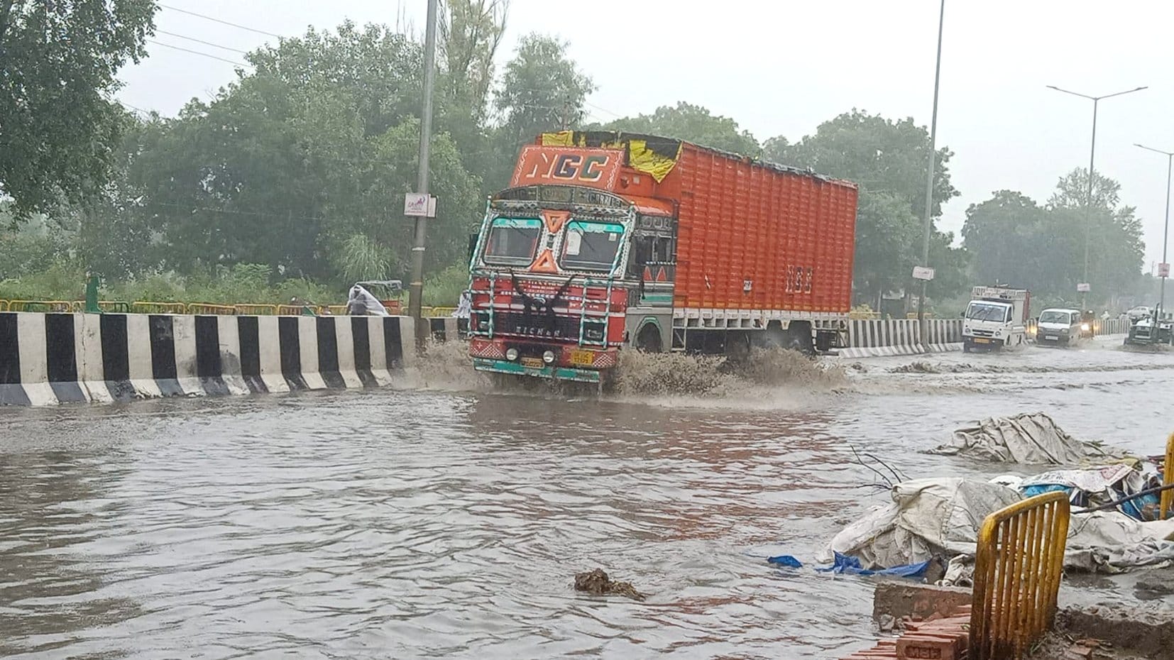बागपत में पानी पानी हुआ हाईवे: दिल्ली-सहारनपुर नेशनल हाईवे स्थित सिसाना गांव में जलभराव के बीच गु