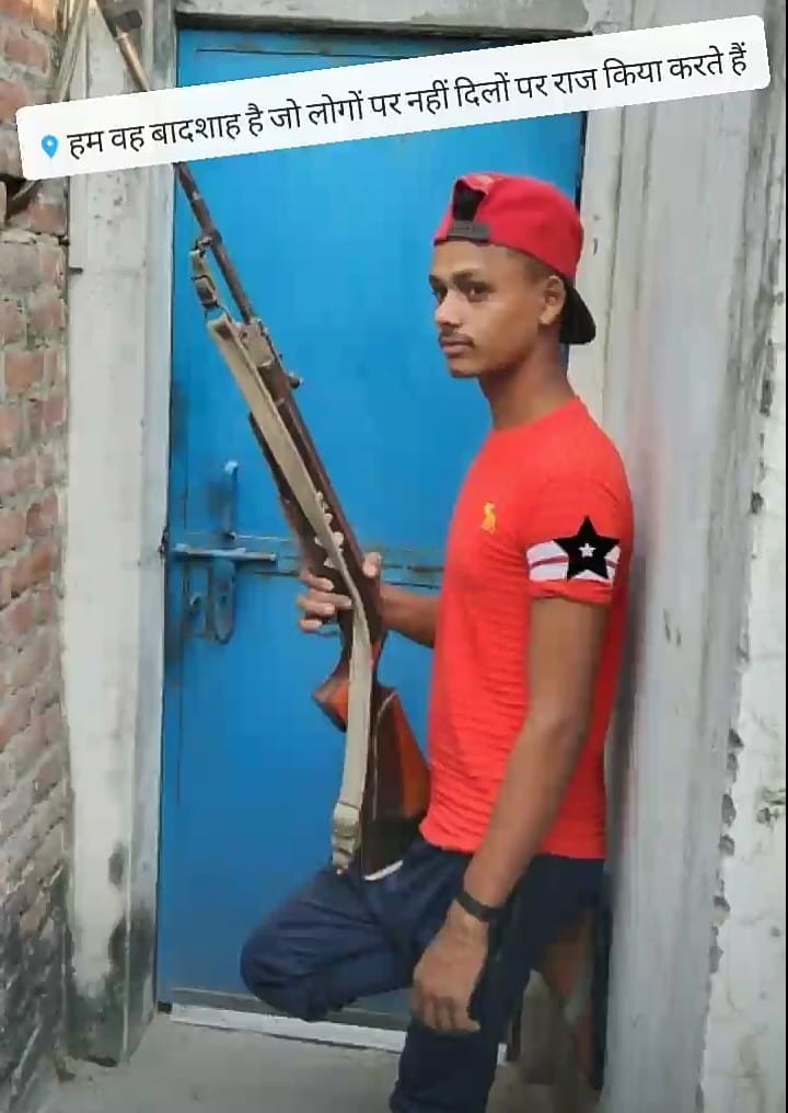 बंदूक हाथ में लेकर युवक को सोशल मीरडि पर वायरल फोटो।