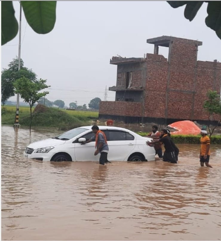 Disaster rain, roads submerged, paddy shed in mandis Disaster rain, roads submerged, paddy shed in mandis