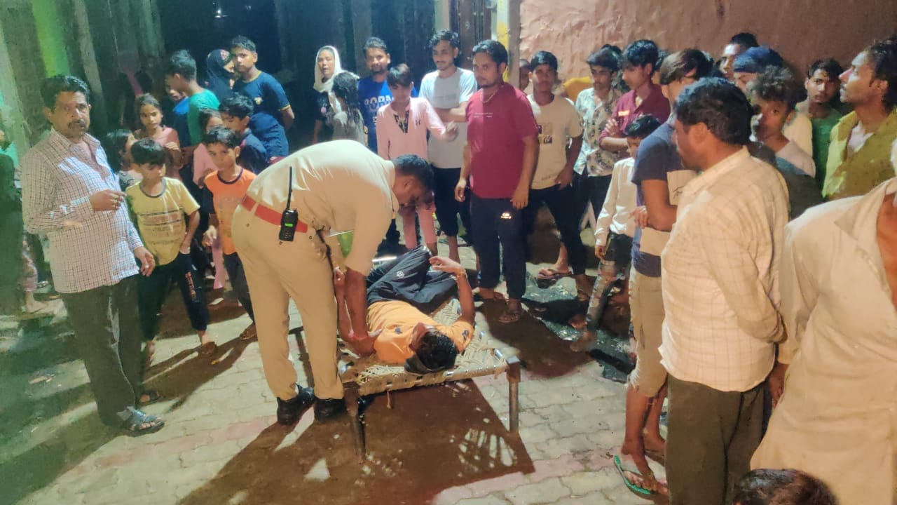 घायल अजित को संभालते पुलिसकर्मी घायल अजित को संभालते पुलिसकर्मी