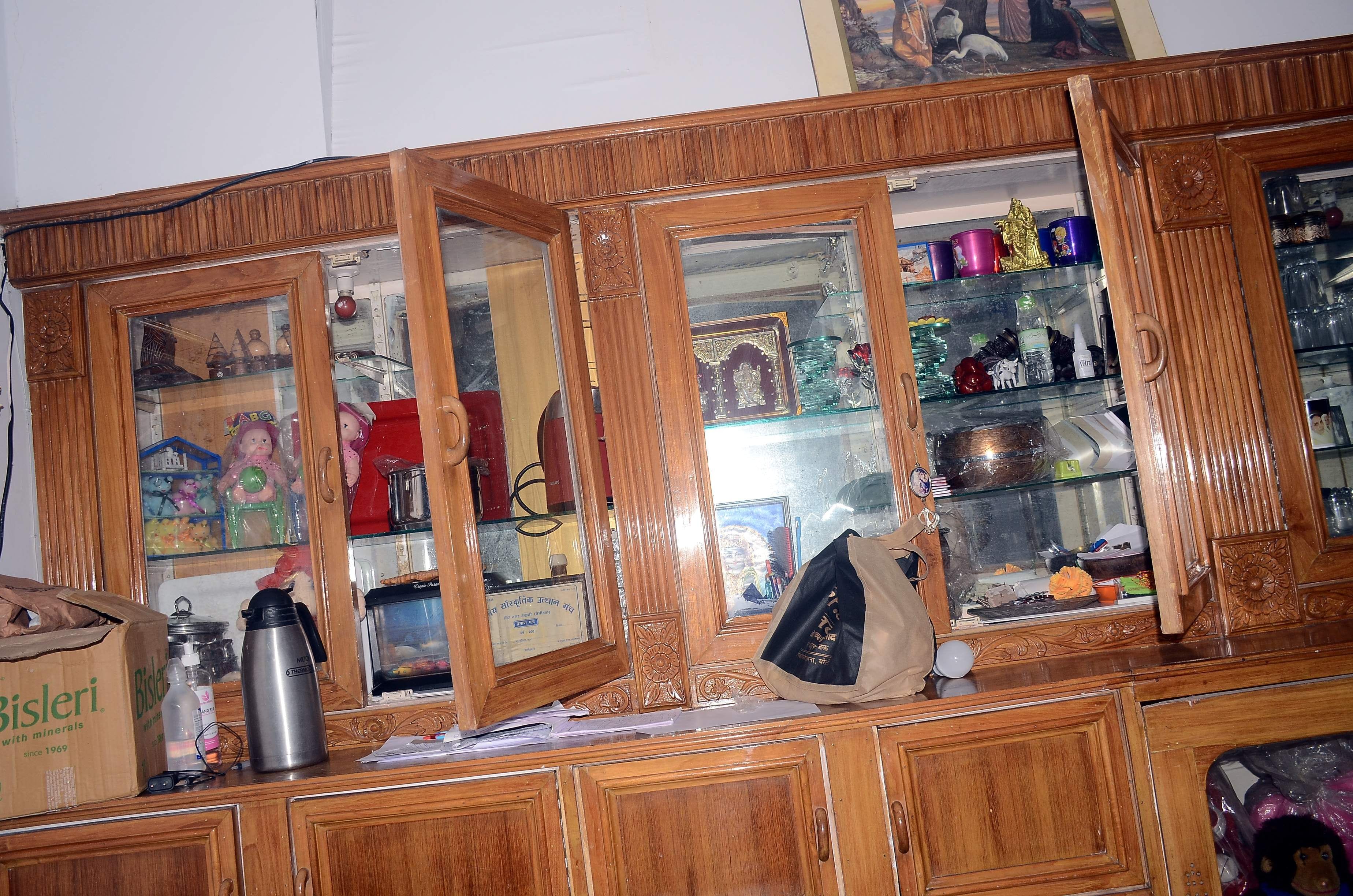 हल्द्वानी बरेली रोड स्थित धर्मपाल कॉलोनी में चोरों द्वारा खंगाली गई अल्मारी। अमर उजाला हल्द्वानी बरेली रोड स्थित धर्मपाल कॉलोनी में चोरों द्वारा खंगाली गई अल्मारी। अमर उजाला