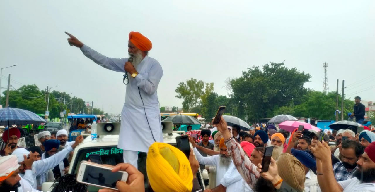 जाम के दौरान किसानों को संबोधित करते भाकियू अध्यक्ष गुरनाम सिंह चढूनी। संवाद जाम के दौरान किसानों को संबोधित करते भाकियू अध्यक्ष गुरनाम सिंह चढूनी। संवाद
