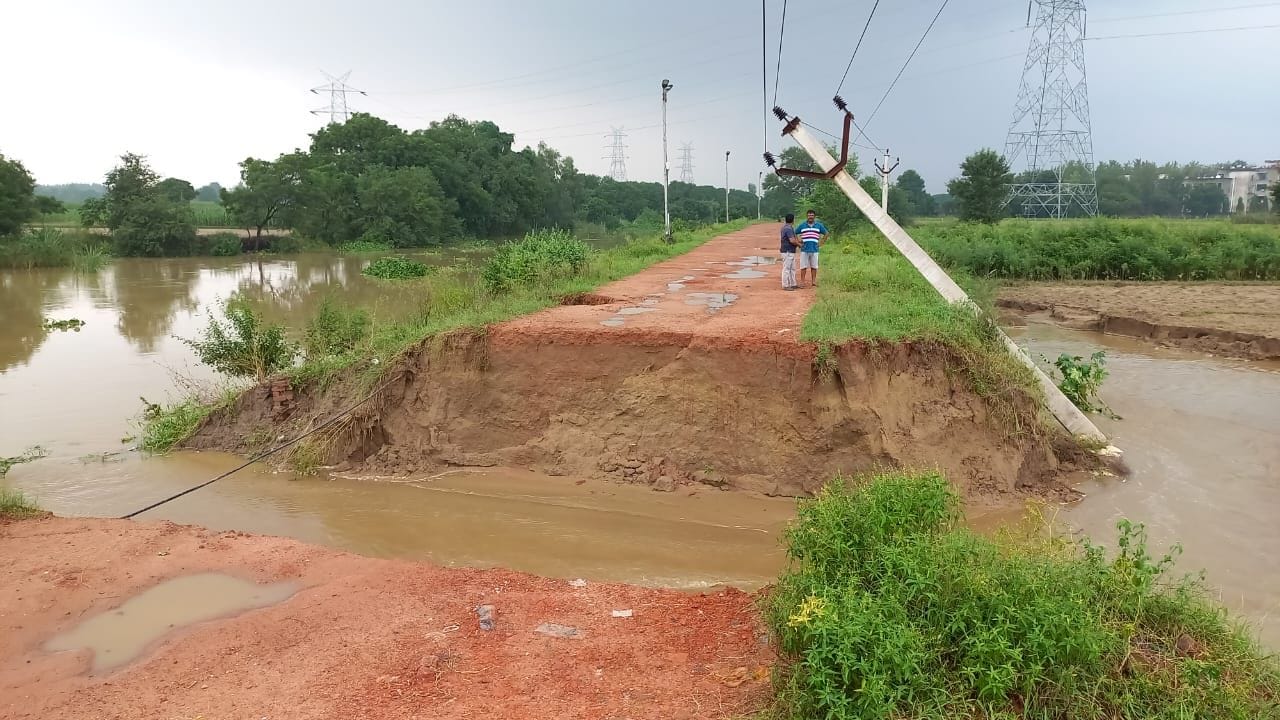 काली नदी के निकट क्षतिग्रस्त हुई सड़क व उखड़ा बिजली का खंभा काली नदी के निकट क्षतिग्रस्त हुई सड़क व उखड़ा बिजली का खंभा