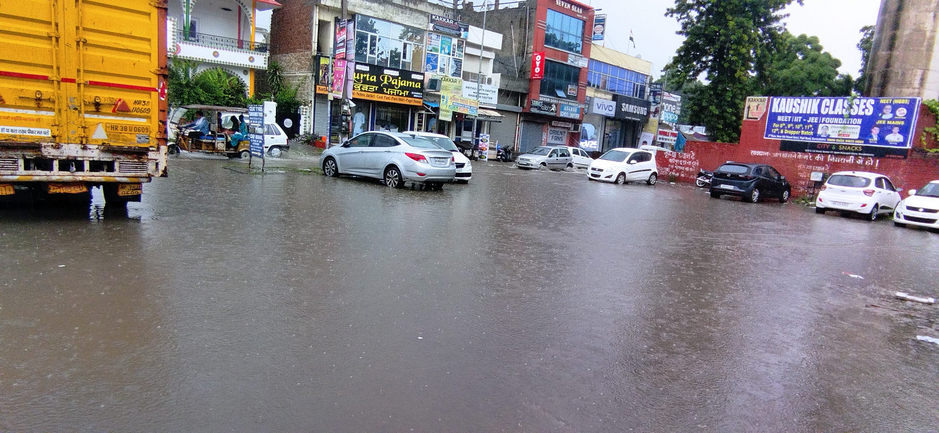 कुरुक्षेत्र के सेक्टर 17 मार्केट व पार्किंग में बारिश से हुआ जलभराव। संवाद कुरुक्षेत्र के सेक्टर 17 मार्केट व पार्किंग में बारिश से हुआ जलभराव। संवाद