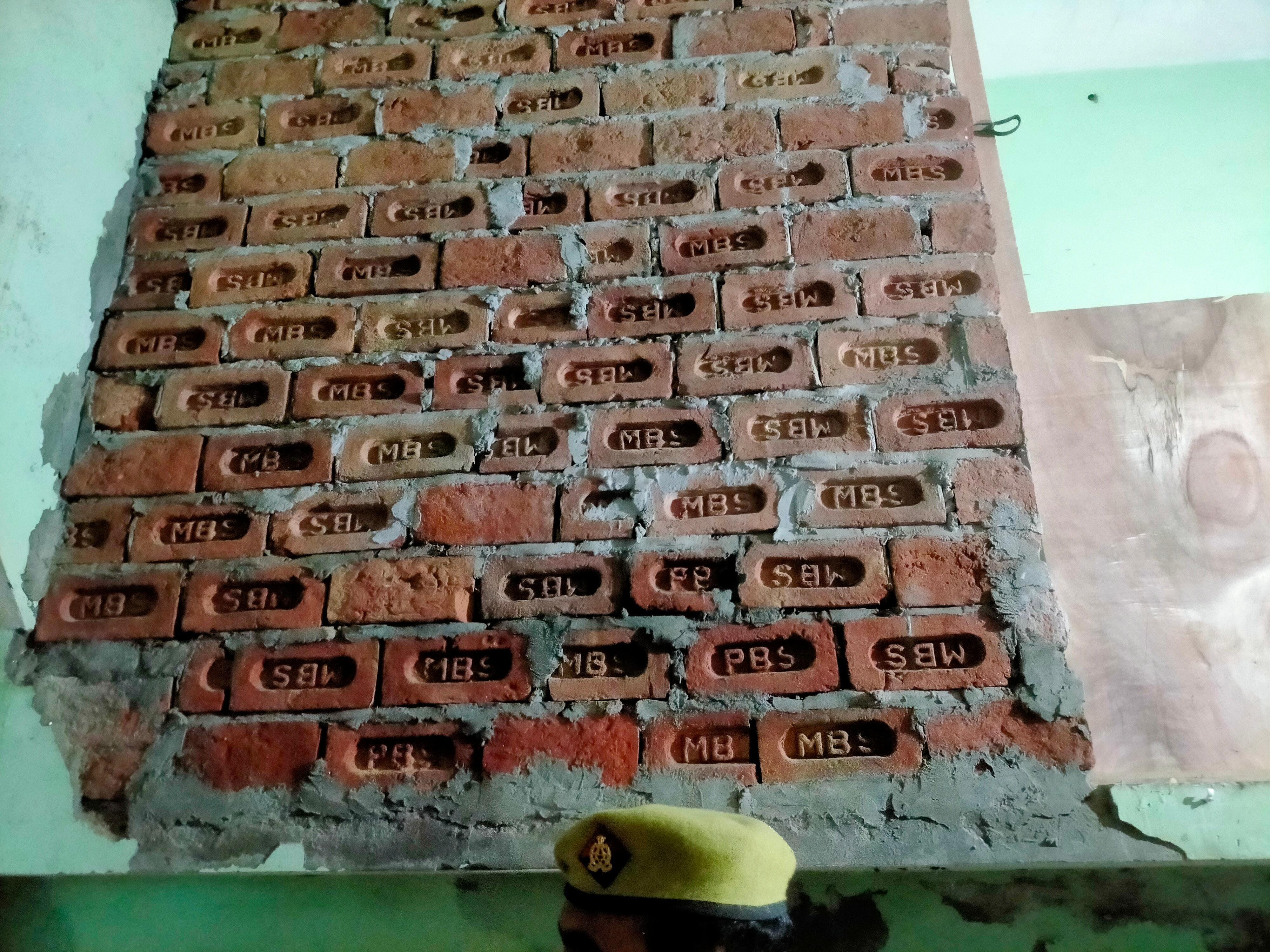 कैराना में मेडिकल स्टोर की दीवार तोड़ कर नई बनाई गई दीवार। कैराना में मेडिकल स्टोर की दीवार तोड़ कर नई बनाई गई दीवार।