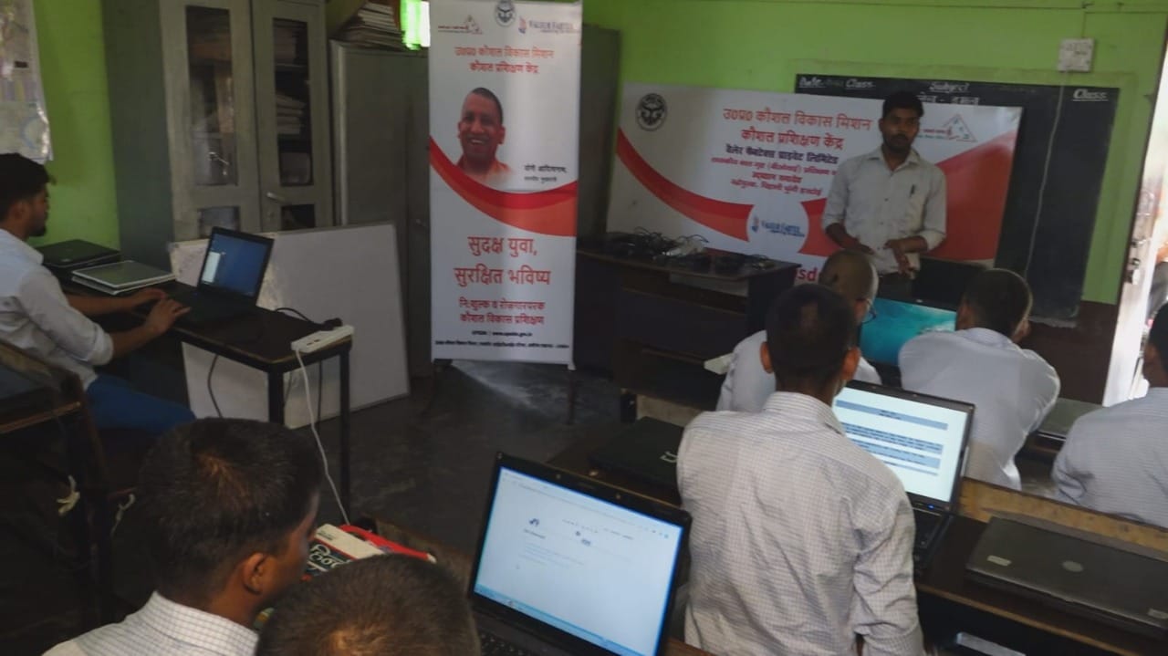 कौशल विकास मिशन के तहत रोजगार के लिए प्रशिक्षण लेते किशोर। संवाद