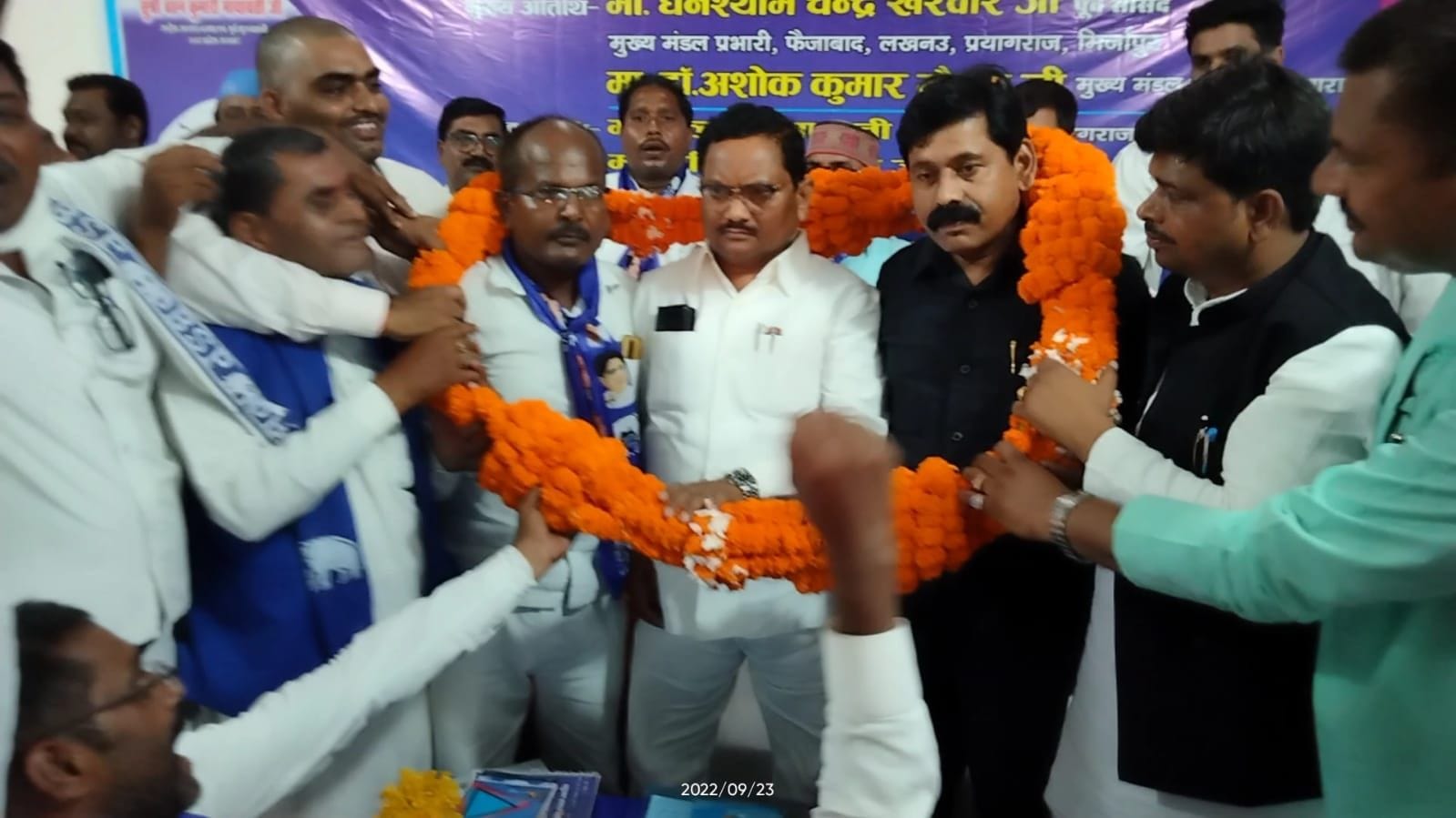 कटरामेदनीगंज में बसपा द्वारा आयोजित कार्यक्रम में मुख्य अतिथि पूर्व सांसद घनश्याम खरवार का स्व? कटरामेदनीगंज में बसपा द्वारा आयोजित कार्यक्रम में मुख्य अतिथि पूर्व सांसद घनश्याम खरवार का स्व?