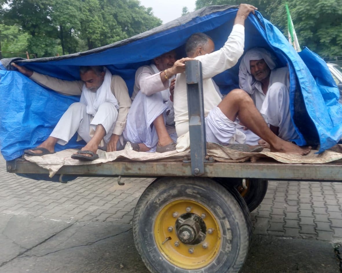 लो जी ट्रेक्टर पर बन गया रैन बसेरा: बागपत कलक्ट्रेट में बारिश के दौरान ट्रेक्टर पर तिरपाल का सहार?