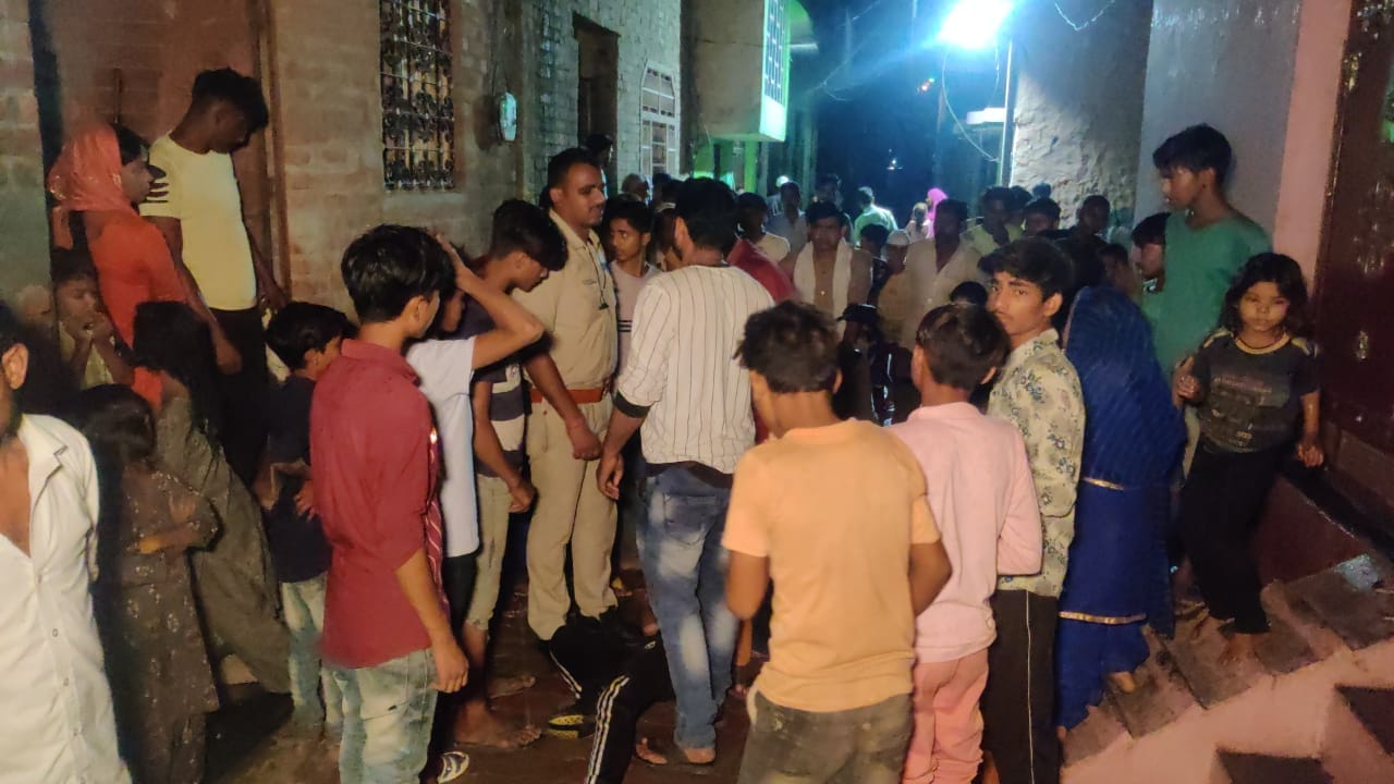 लोगों से घटना की जानकारी लेते पुलिसकर्मी लोगों से घटना की जानकारी लेते पुलिसकर्मी